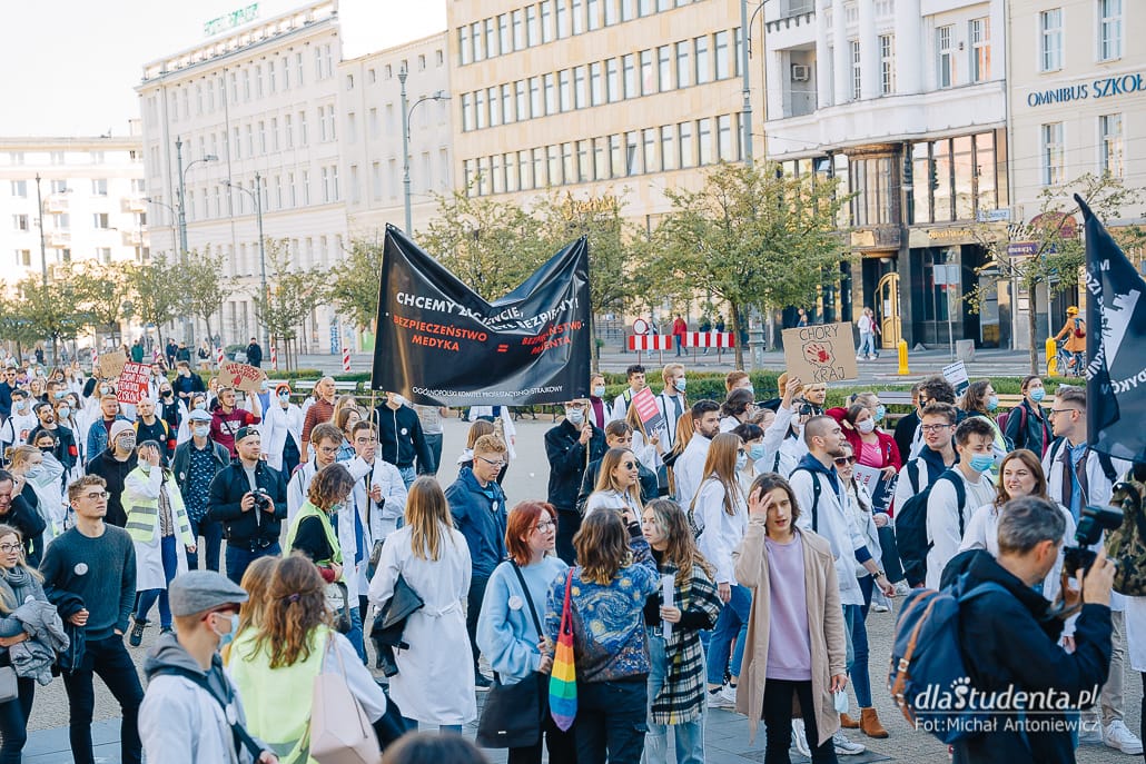 Młodzi solidarnie z medykami - protest w Poznaniu - zdjęcie nr 8