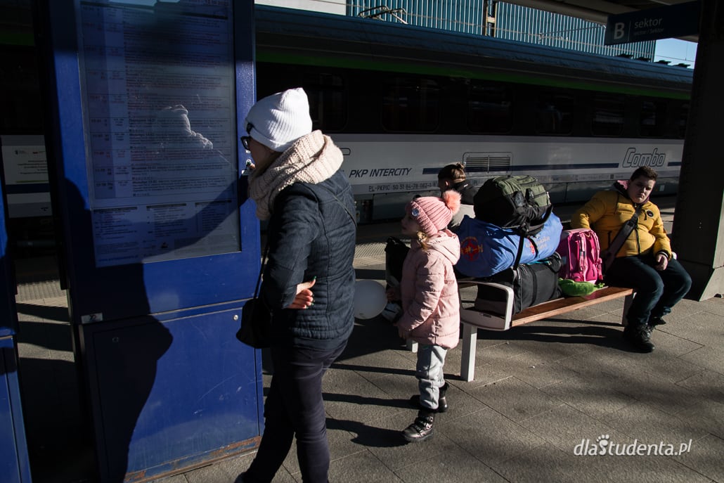 Uchodźcy z Ukrainy na polskich dworcach - zdjęcie nr 6