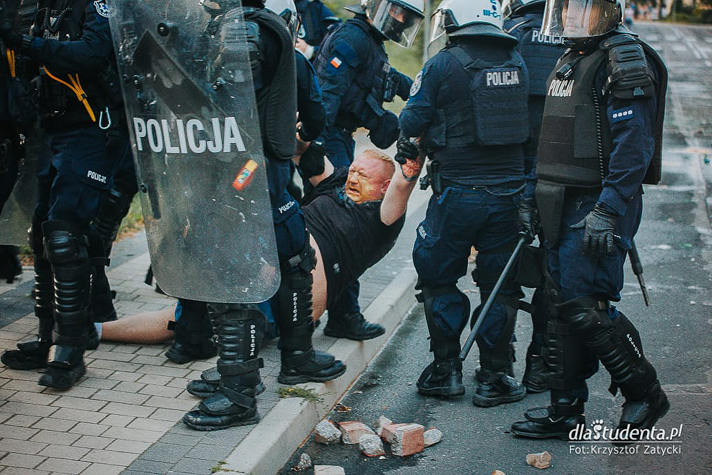 Zamieszki przed komendą policji w Lubinie - zdjęcie nr 6