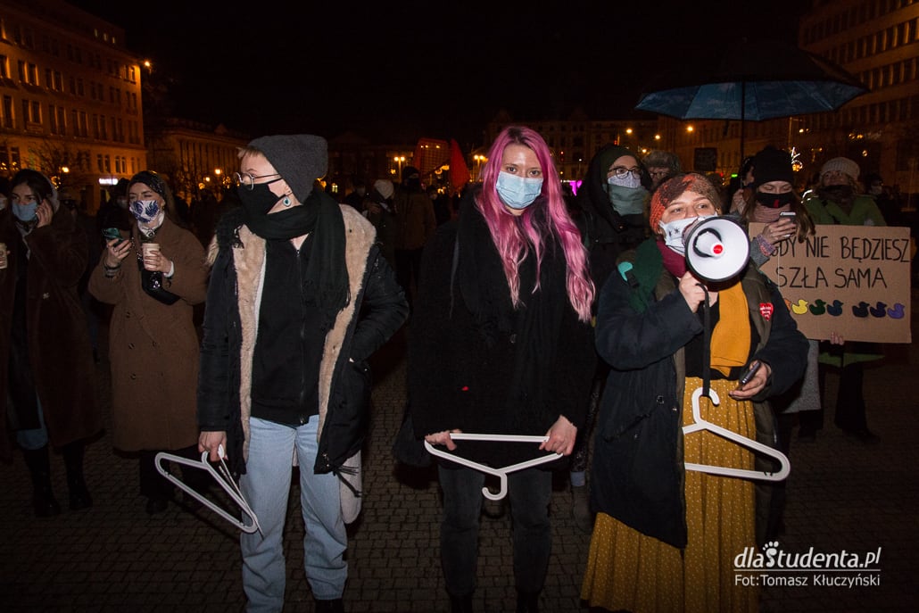 Strajk Kobiet 2021: Spontaniczny spacer w Poznaniu - zdjęcie nr 11