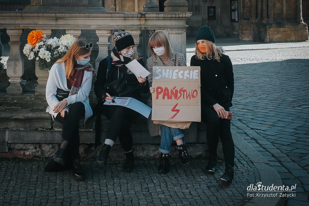  Strajk Kobiet - manifestacja pod wrocławską Katedrą - zdjęcie nr 5