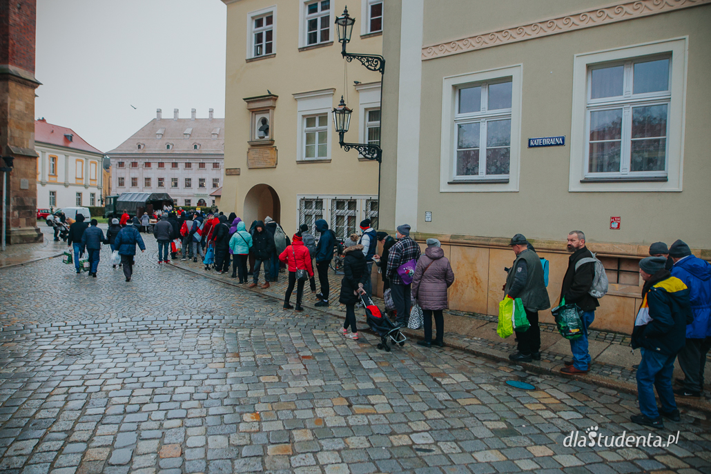 Świąteczne paczki dla potrzebujących rozdano we Wrocławiu - zdjęcie nr 11