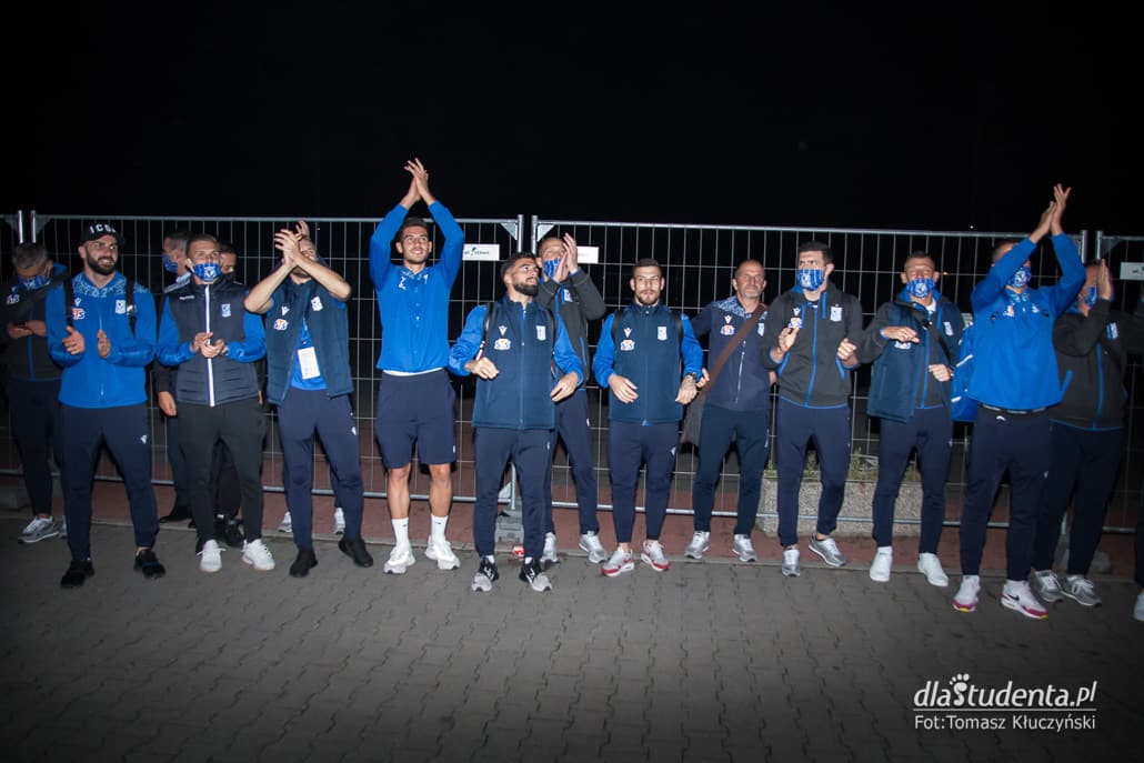 Powitanie pilkarzy Lecha Poznan pod stadionem po awansie do Ligi Europy  - zdjęcie nr 3