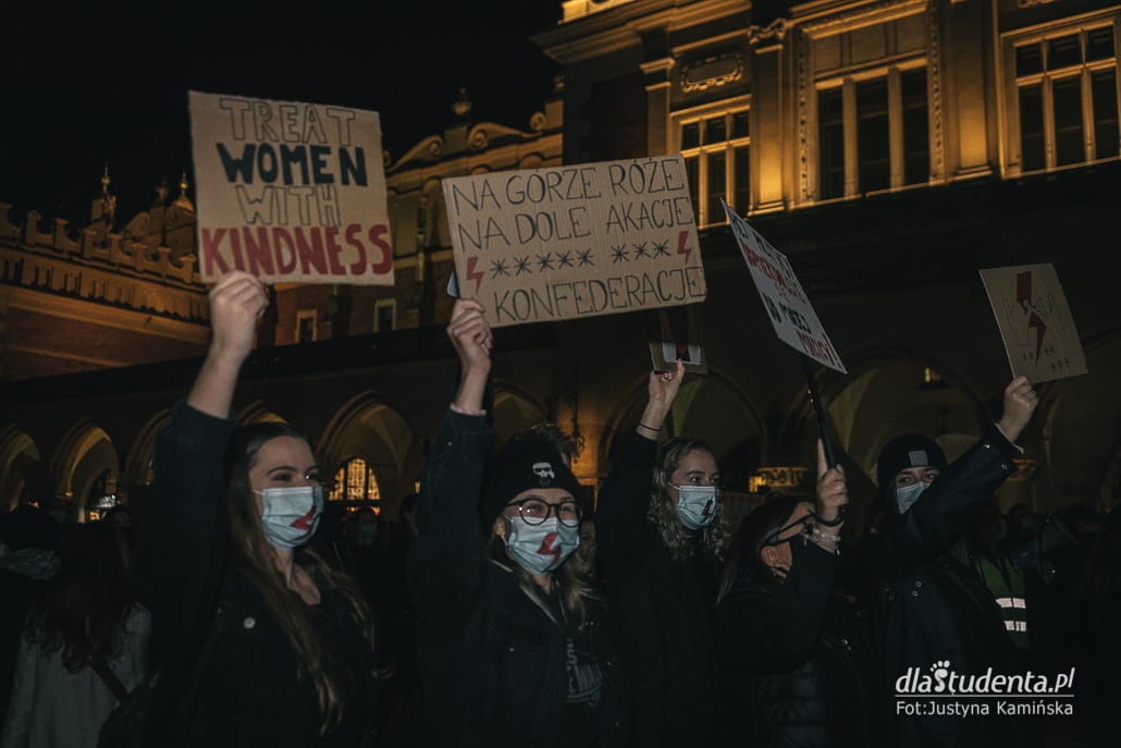  Strajk Kobiety: To jest wojna - manifestacja w Krakowie  - zdjęcie nr 12