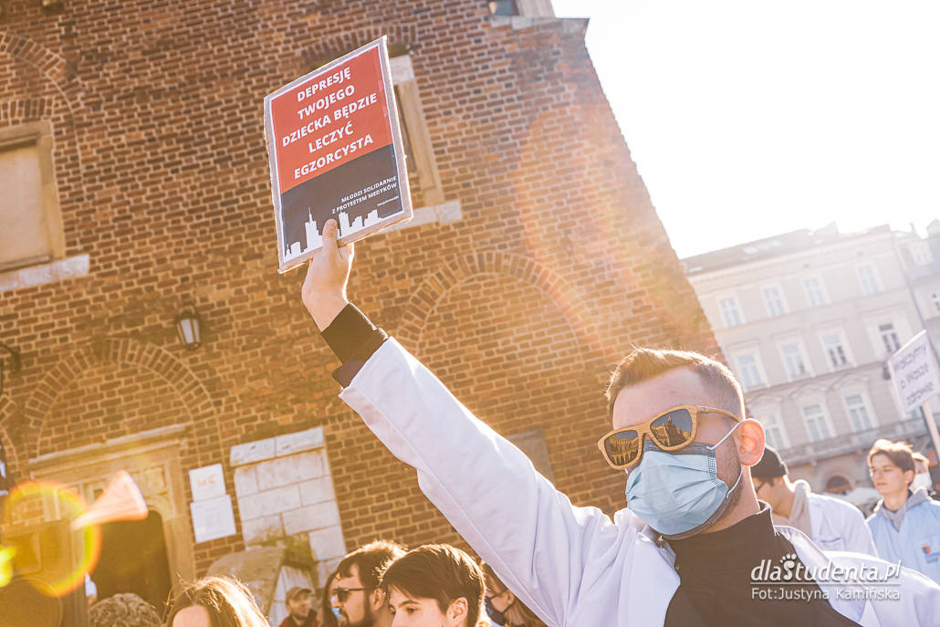 Młodzi solidarnie z medykami - protest w Krakowie - zdjęcie nr 3