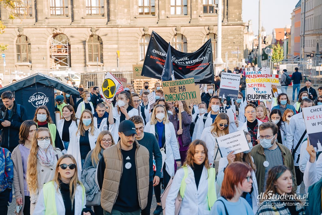 Młodzi solidarnie z medykami - protest w Poznaniu - zdjęcie nr 6