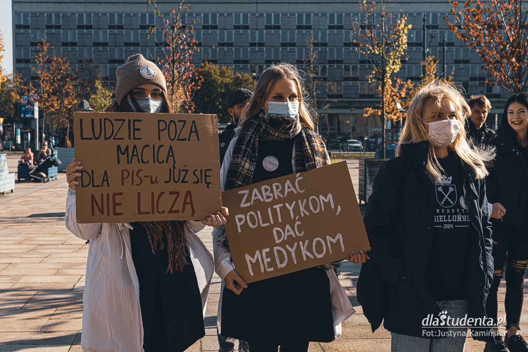 Młodzi solidarnie z medykami - protest w Krakowie - zdjęcie nr 9