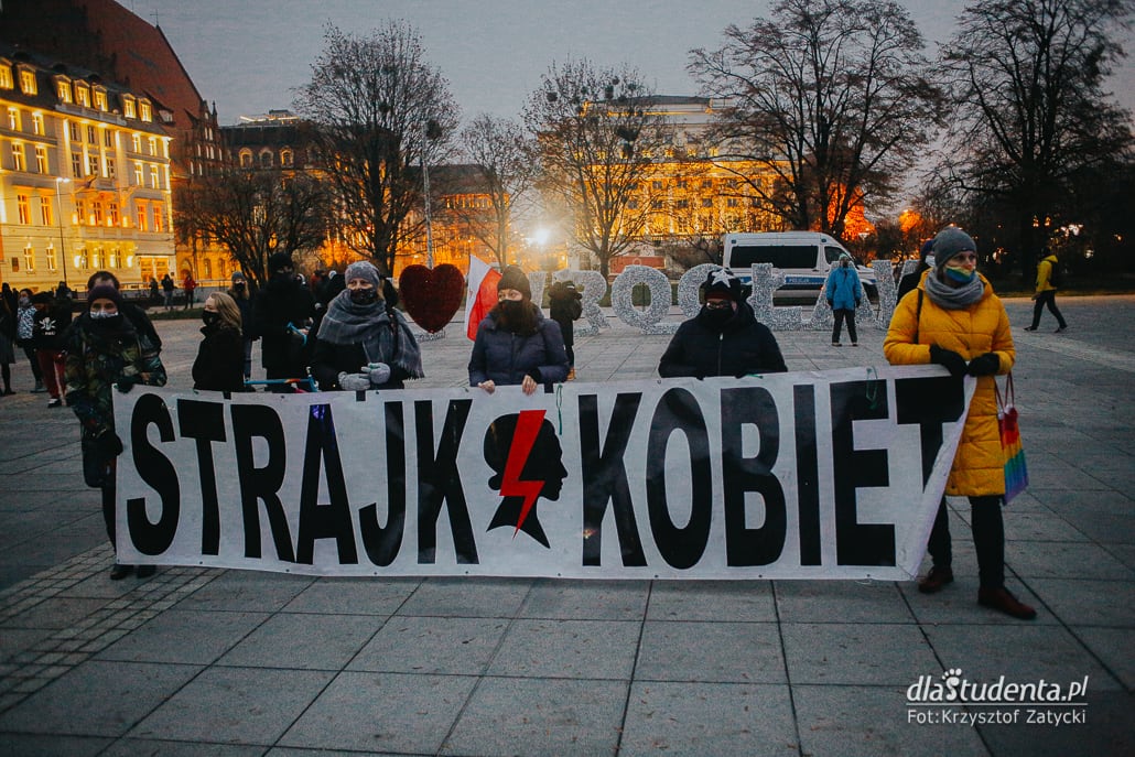 Strajk Kobiet: Stan wojny z kobietami - manifestacja we Wrocławiu - zdjęcie nr 4