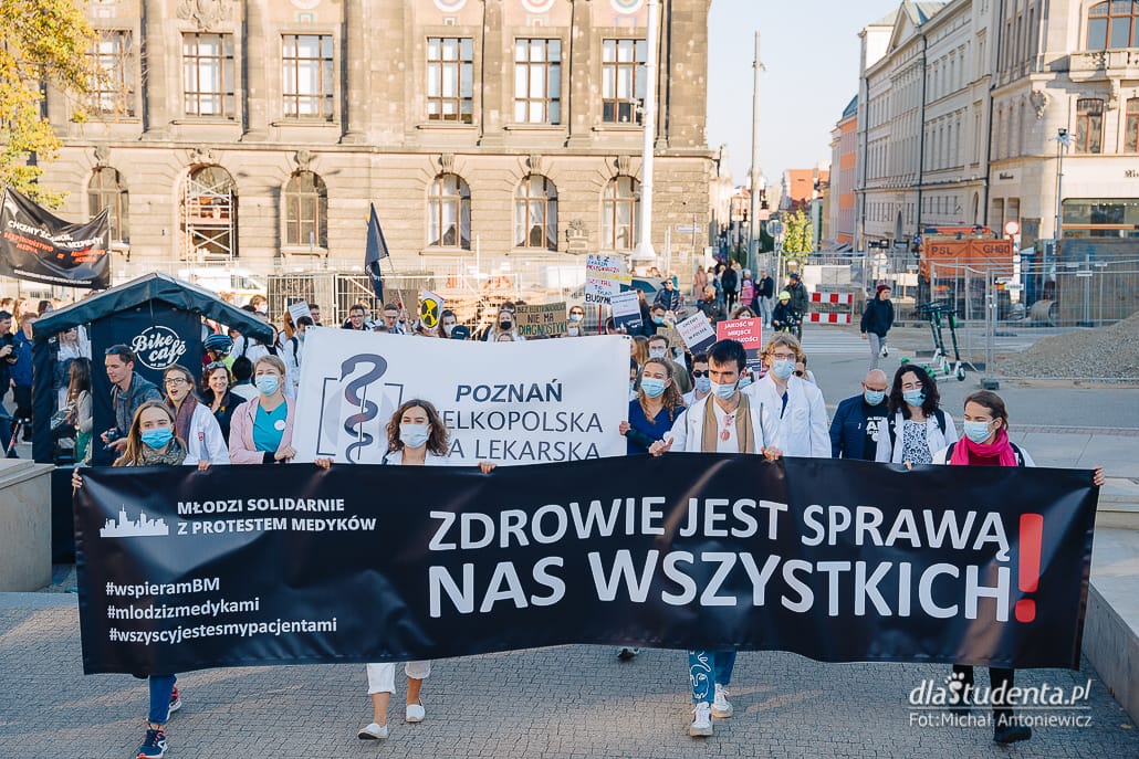 Młodzi solidarnie z medykami - protest w Poznaniu - zdjęcie nr 1