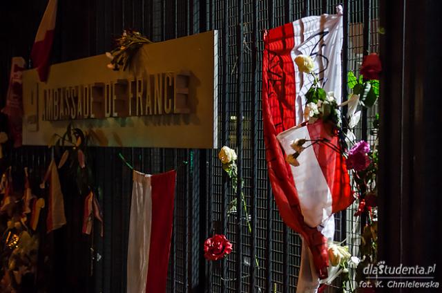 Polacy oddają hołd ofiarom zamachów we Francji  - zdjęcie nr 5
