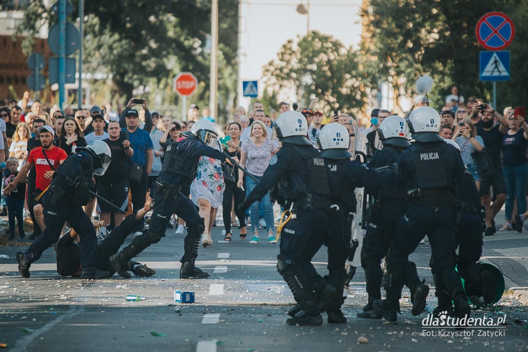 Zamieszki przed komendą policji w Lubinie - zdjęcie nr 1