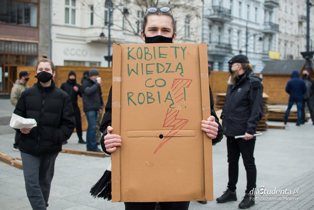 Wiec performatywny - manifestacja w Łodzi - zdjęcie nr 2