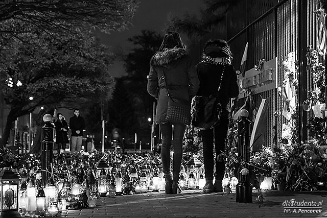 Polacy oddają hołd ofiarom zamachów we Francji  - zdjęcie nr 3