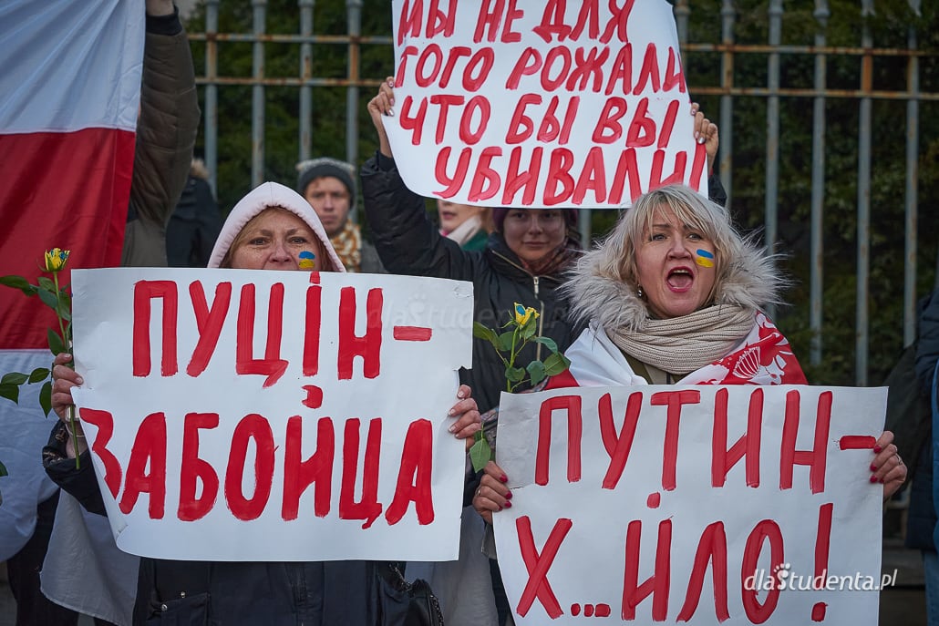 "Putin won", "Stop wojnie" - protest przed Ambasadą Rosji w Warszawie - zdjęcie nr 5