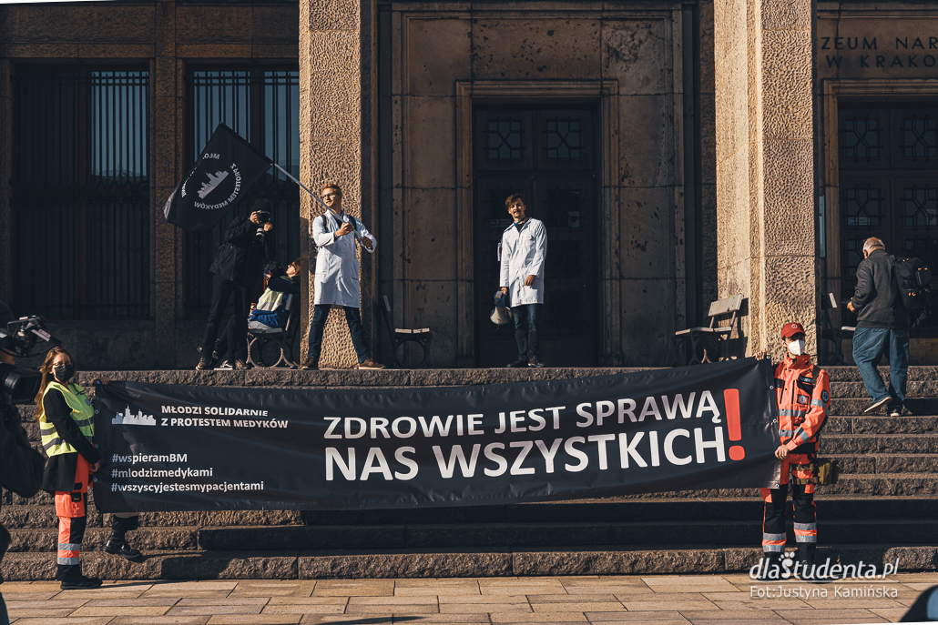 Młodzi solidarnie z medykami - protest w Krakowie - zdjęcie nr 10