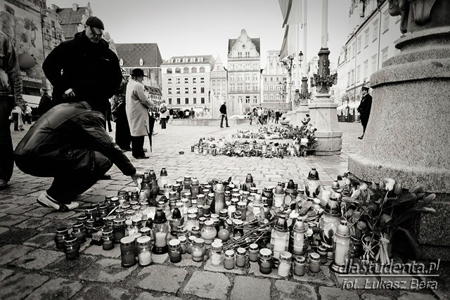 Katastrofa w Smoleńsku - żałoba we Wrocławiu - zdjęcie nr 7