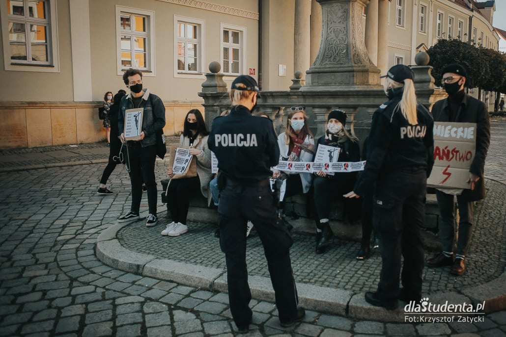  Strajk Kobiet - manifestacja pod wrocławską Katedrą - zdjęcie nr 10