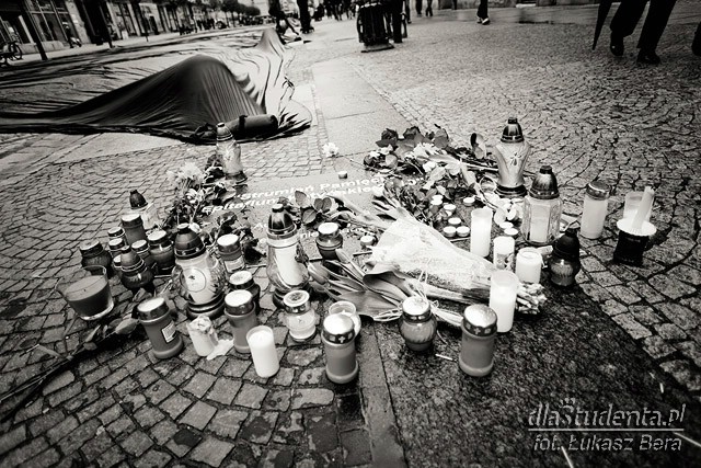 Katastrofa w Smoleńsku - żałoba we Wrocławiu - zdjęcie nr 3