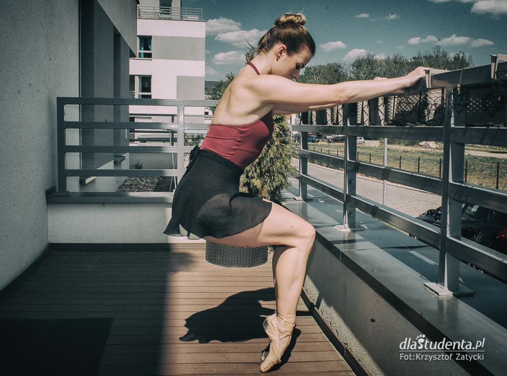 Koronawirus: tancerka baletowa trenuje w czasie kwarantanny - zdjęcie nr 10