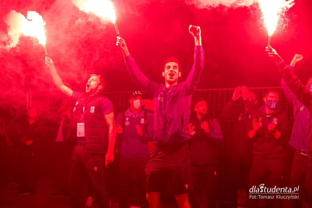 Powitanie pilkarzy Lecha Poznan pod stadionem po awansie do Ligi Europy  - zdjęcie nr 4
