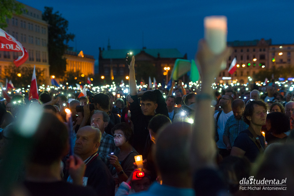 Poznań: Łańcuch światła w obronie sądów - zdjęcie nr 6