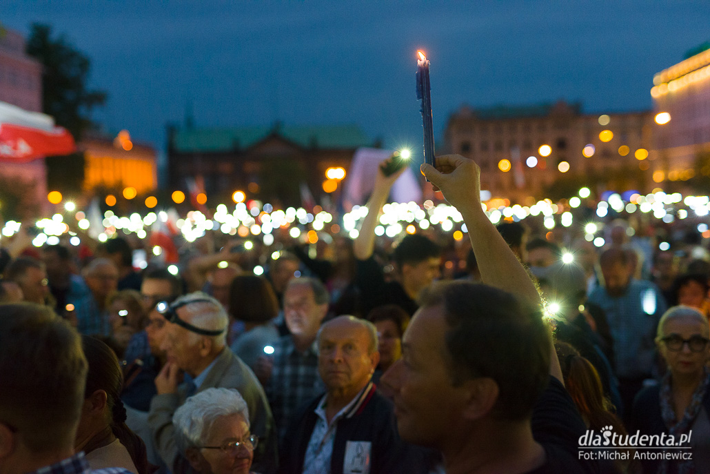 Poznań: Łańcuch światła w obronie sądów - zdjęcie nr 4