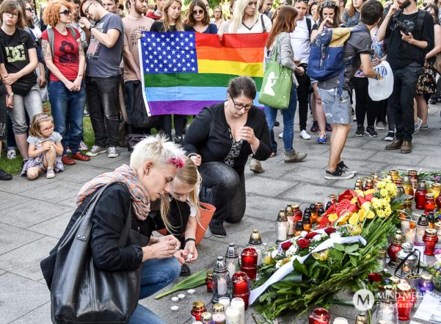 Warszawa oddaje hołd ofiarom masakry w Orlando - zdjęcie nr 7