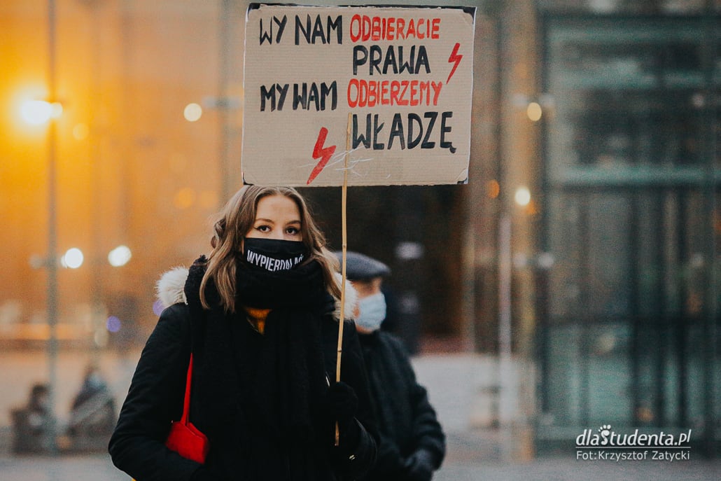 Strajk Kobiet: Stan wojny z kobietami - manifestacja we Wrocławiu - zdjęcie nr 2