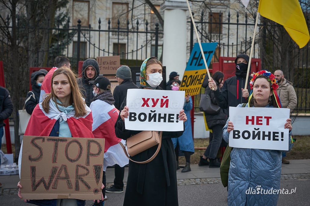 "Putin won", "Stop wojnie" - protest przed Ambasadą Rosji w Warszawie - zdjęcie nr 2