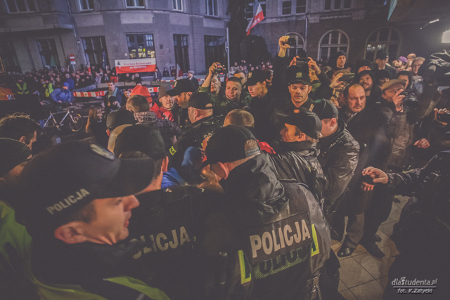 "Śmierć i dziewczyna". Policja interweniowała pod Teatrem Polskim - zdjęcie nr 9