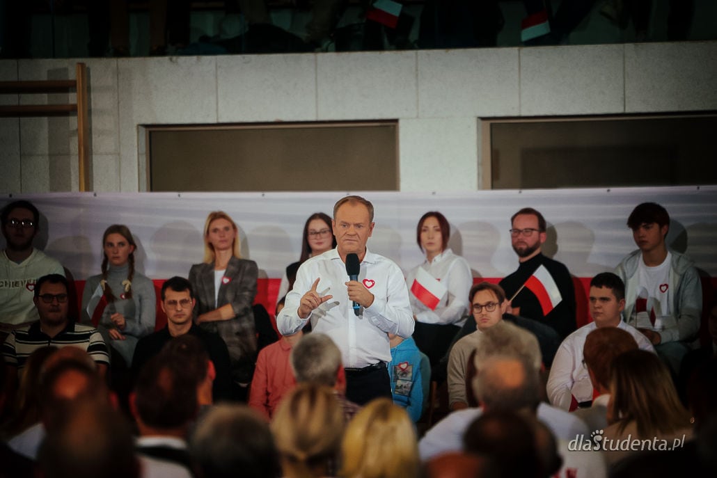 Donald Tusk spotkał się z mieszkańcami wrocławskiego Jagodna  - zdjęcie nr 6
