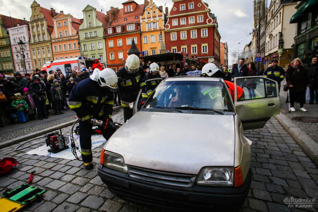Pokaz ratownictwa drogowego we Wrocławiu