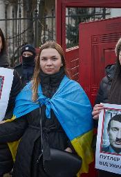 "Putin won", "Stop wojnie" - protest przed Ambasadą Rosji w Warszawie