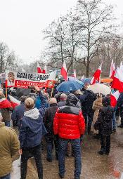 Protest w obronie wolności mediów pod TVP we Wrocławiu 