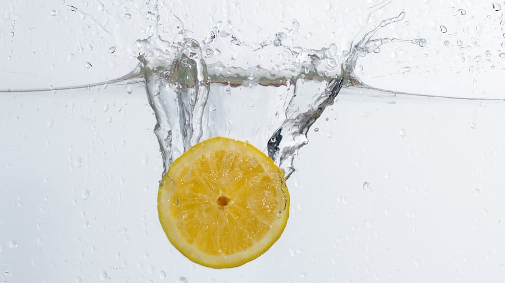 8 powodów, żeby pić wodę z cytryną każdego dnia