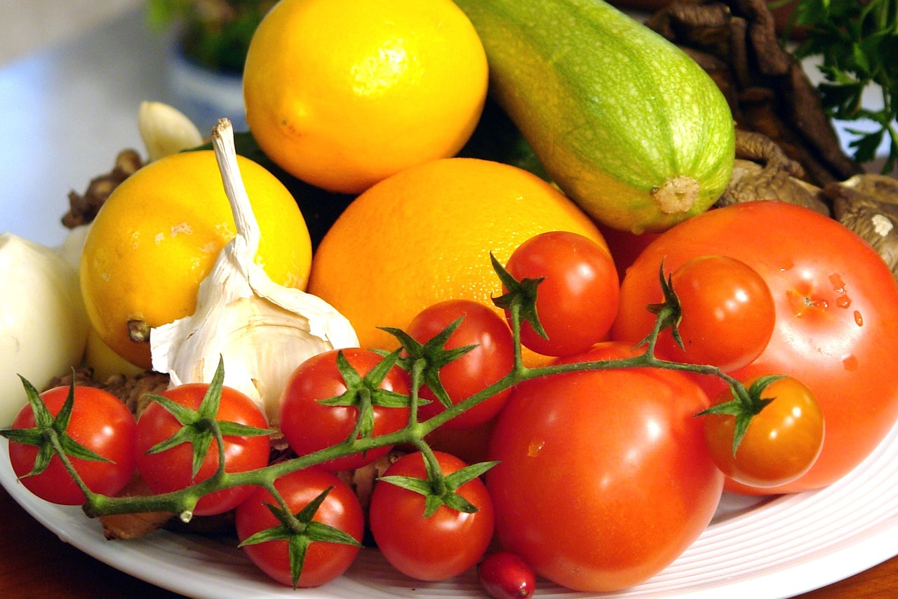 Owoce i warzywa w koszyku