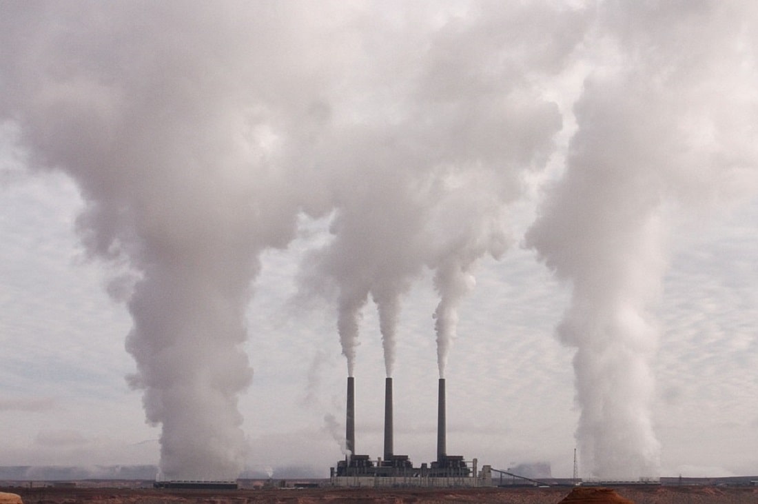 Co2 i inne gazy cieplarniane unoszą się w powietrzu na skutek spalania w fabryce