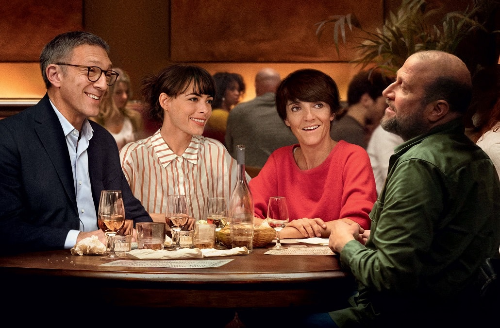 Czwórka głównych bohaterów filmu siedzi przy stoliku w restauracji. Jedna z pierwszych scen filmu.