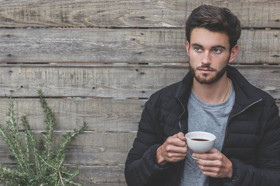 samotny mężczyzna pijący kawę