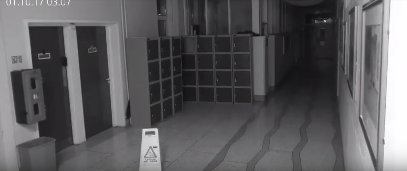 Czy ta kamera w szkole zarejestrowała ducha? To nagranie przeraziło już miliony! [WIDEO]