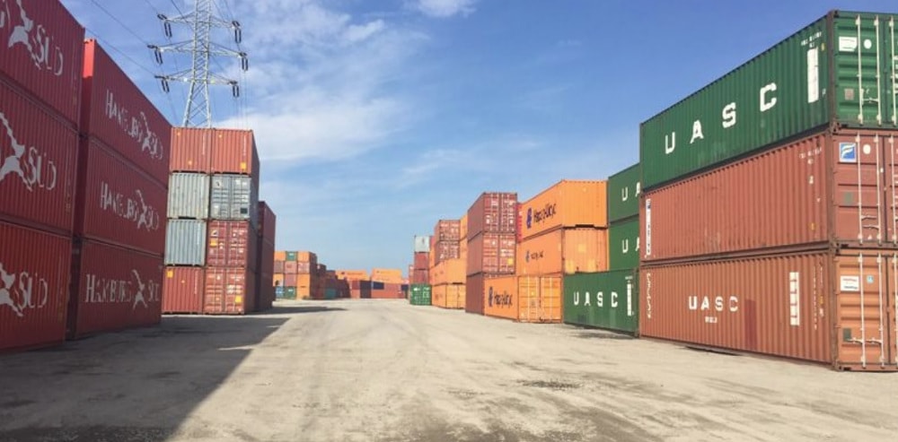 Firmy sprzedające lub wynajmujące kontenery mają w swoich zasobach także modele przydatne na placu budowy.
