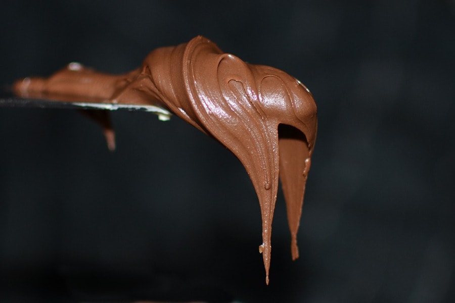 krem czekoladowy na łyżce