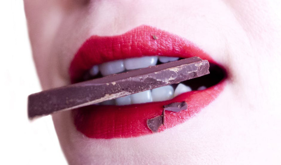 kobieta z czekoladą w ustach