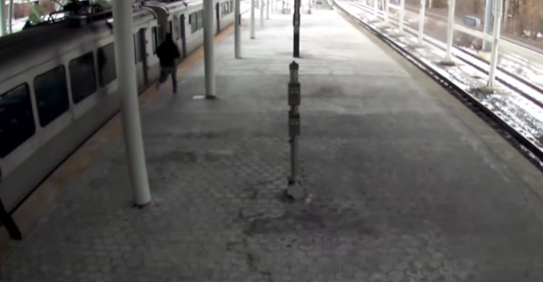 Zobacz filmik, na którym mężczyzna podejmuje desperacką próbę dogonienia odjeżdżającego pociągu!
