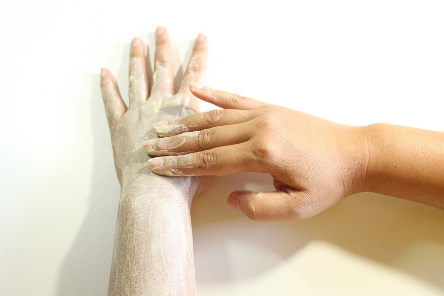 smarowanie rąk kremem