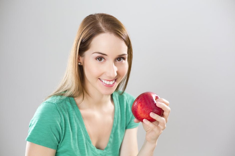 kobiet jedząca jabłko