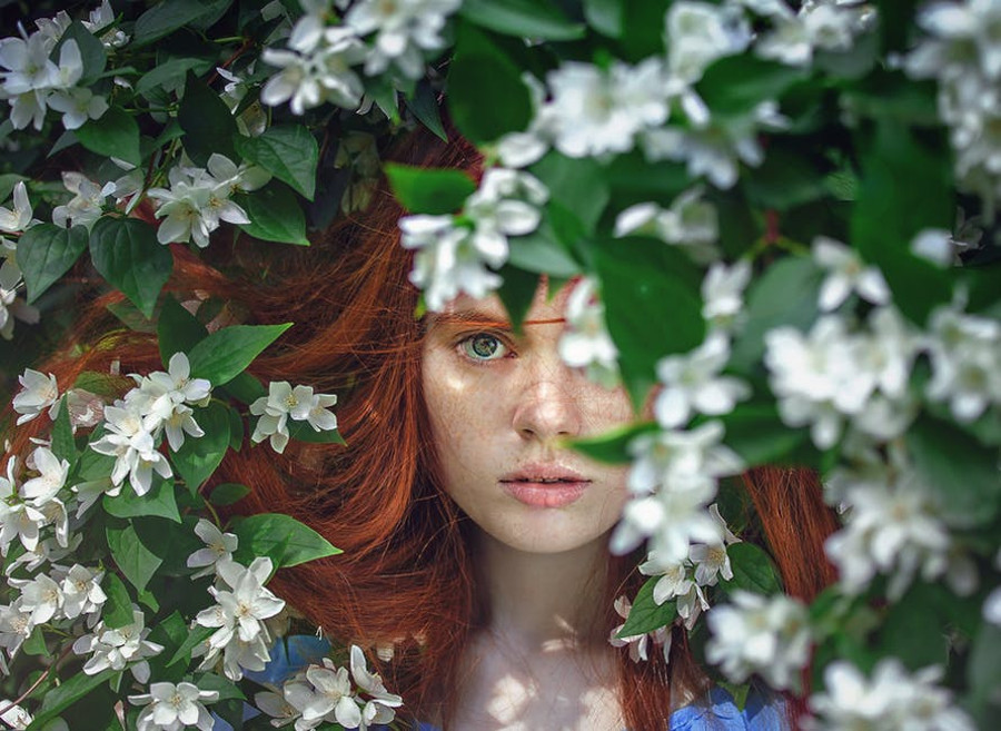 ruda kobieta w kwiatach