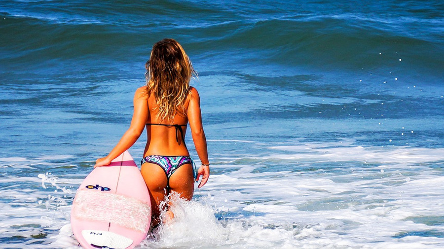 kobieta surfingująca
