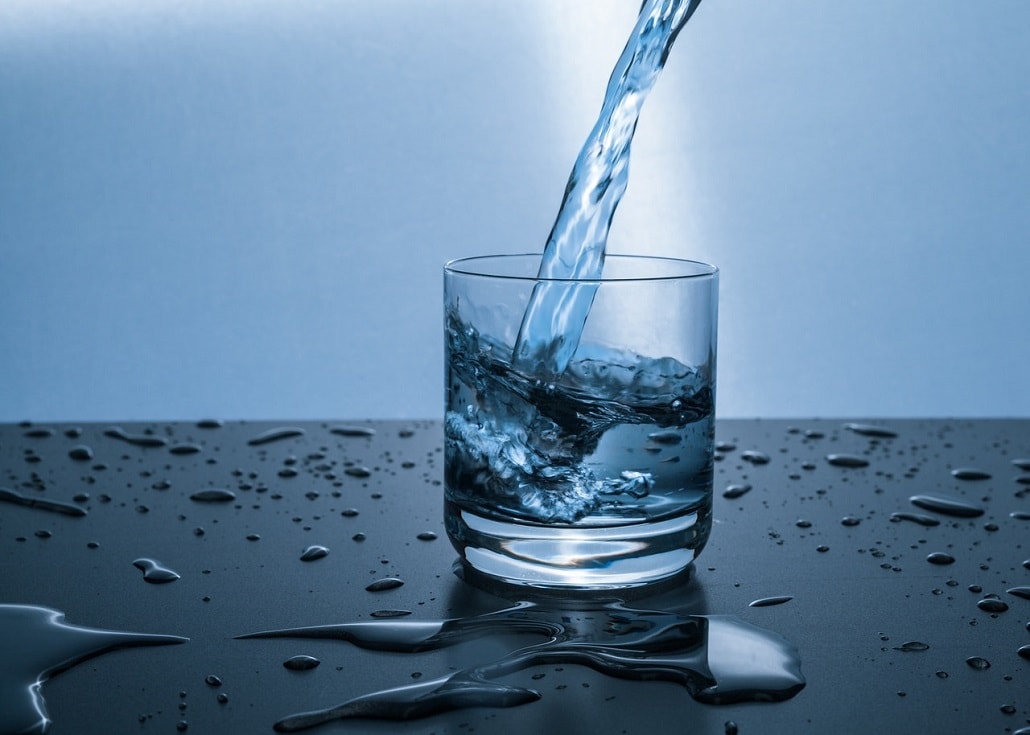 Szklanka wody, Nalewanie wody