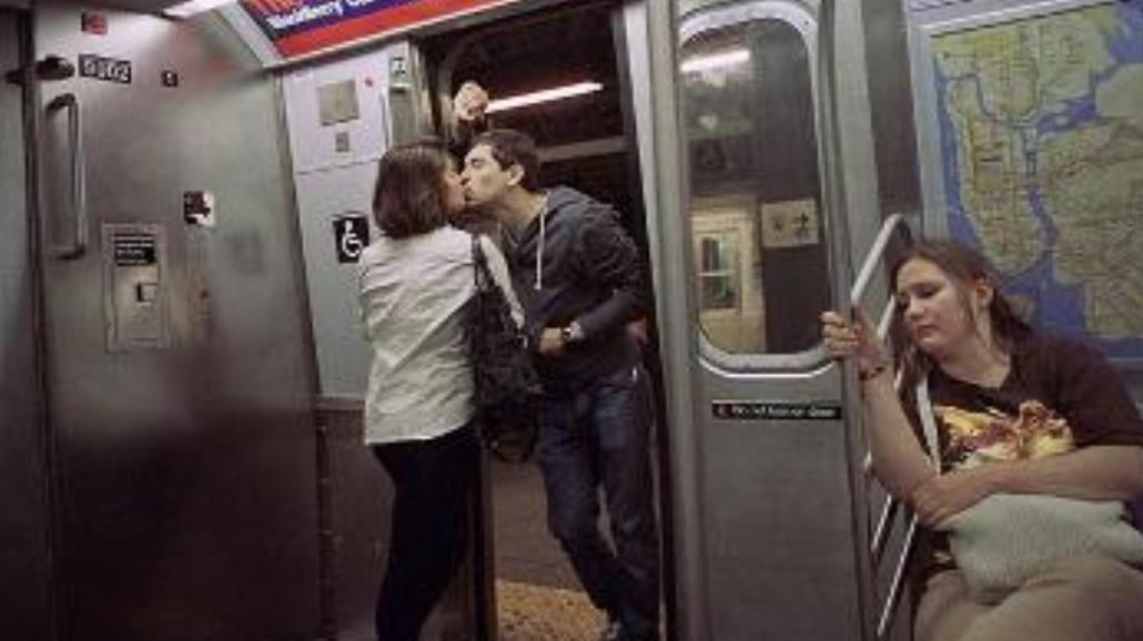 Przez 30 lat fotografował całujące się pary